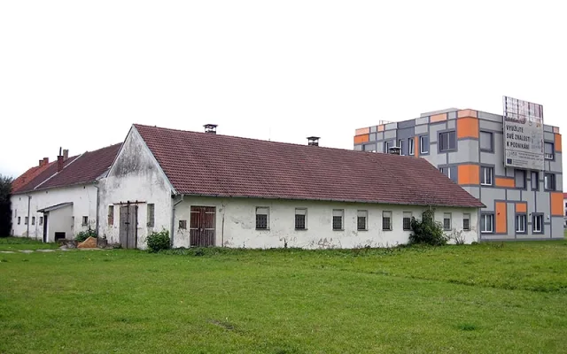 Hospodářské objekty u JVTP ještě před demolicí