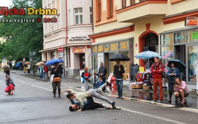 Ke konci představení byli oba tanečníci úplně mokří