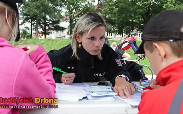 Stánek Policie ČR při festivalu Vltava žije. Na snímku mluvčí Lenka Holická