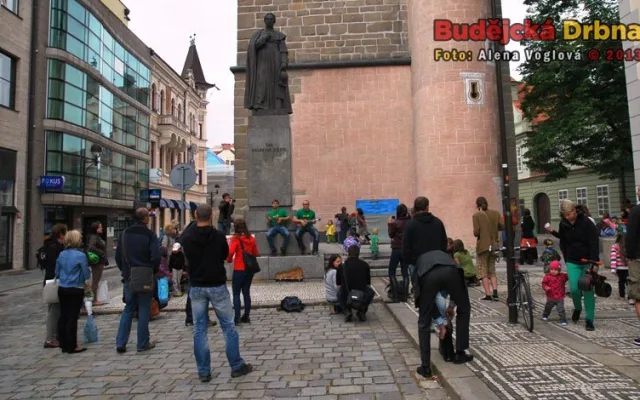 Hra na ukulele zaujala kolemjdoucí