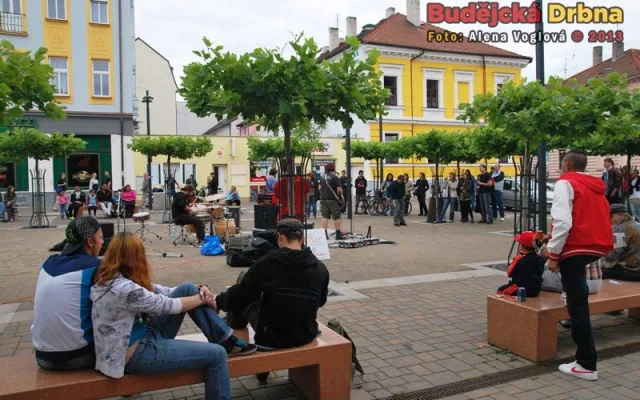 Hrát u nádraží, to chtělo velkou dávku kuráže