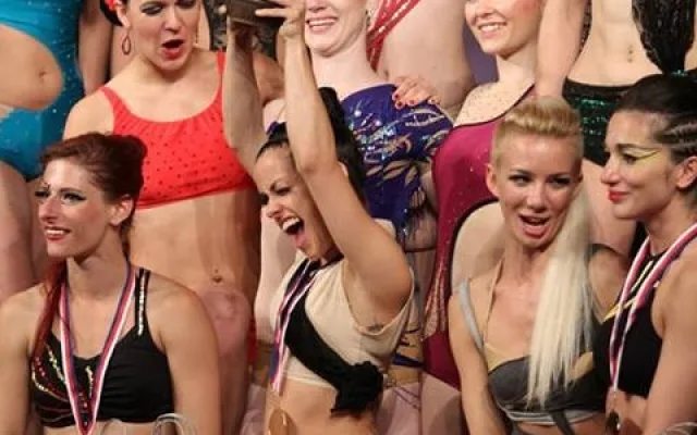 Lucie Šimková s pohárem nad hlavou