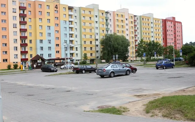 Parkoviště u pošty na sídlišti Máj