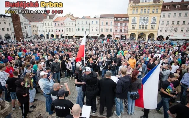 Protest kvůli problémům v soužití s Romy na sídlišti Máj