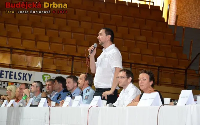 Veřejná diskuze ve Sportovní hale, Budějce 8.7.2013