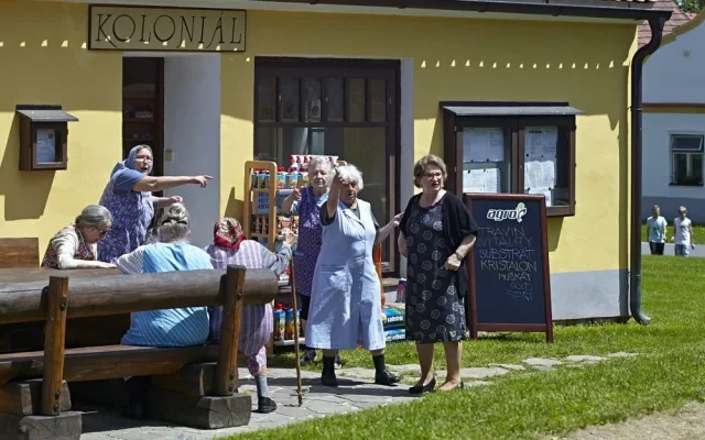 Herečka Jana Synková hraje „univerzální drbnu“ Horáčkovou v komedii Zdeňka Trošky Babovřesky.