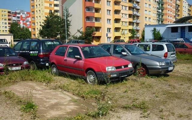 Odstavená auta na Máji