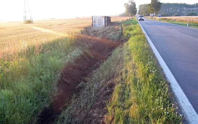 Nehoda nákladního automobilu mezi Pištínem a Češnovicemi