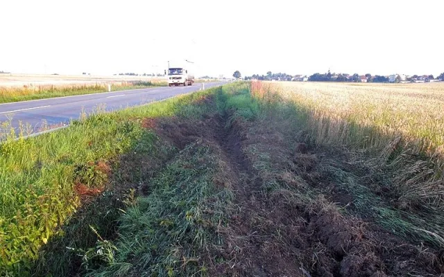 Nehoda nákladního automobilu mezi Pištínem a Češnovicemi