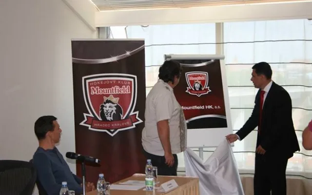 Generální manažer Aleš Kmoníček a předseda představenstva Miroslav Schön konečně odkryli nové logo klubu