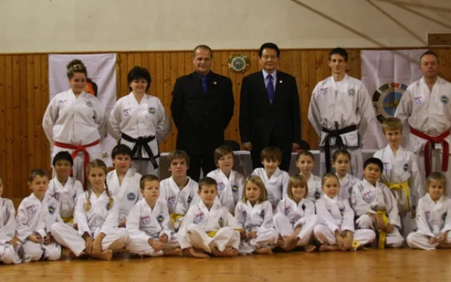 Zkouška na barevné pásky, které vedl korejský velmistr Hwang Ho Yong