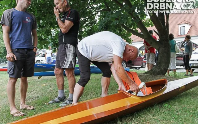 Ladislav Koppl se svou unikátní dřevěnou lodí