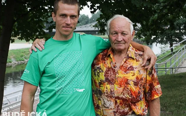 Michal Odvárko se Zdeňkem Frídem, účastníkem maratonu z Budějc do Prahy v 50. letech