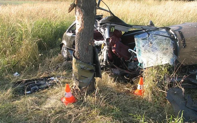 Zdemolované BMW po nehodě u Chvalešovic