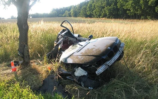 Zdemolované BMW po nehodě u Chvalešovic