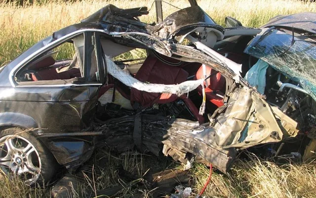 Zdemolované BMW po nehodě u Chvalešovic