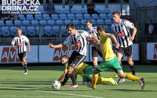 Kapitán Dynama Jaroslav Machovec hasí požár před brankou Michala Daňka