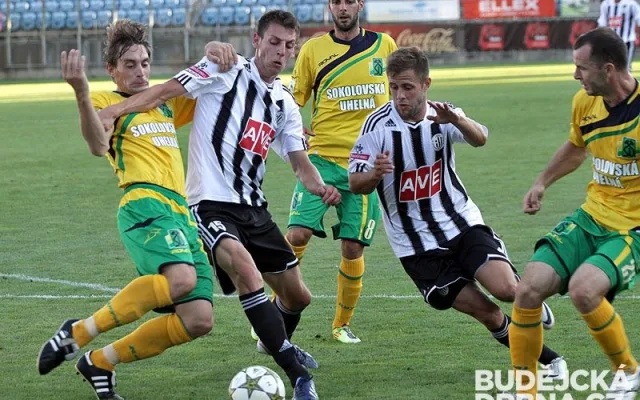 Rastislav Chmelo s Václavem Ježdíkem se derou přes sokolovskou obranu