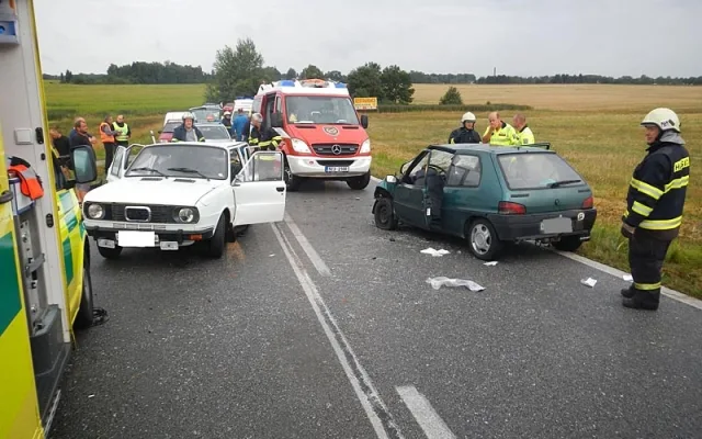 Srážka Škody 105 a Peugeotu 106 na silnici mezi Lišovem a Štěpánovicemi