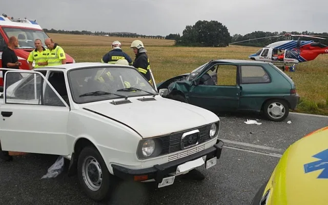 Srážka Škody 105 a Peugeotu 106 na silnici mezi Lišovem a Štěpánovicemi