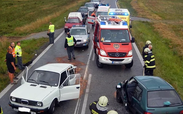 Srážka Škody 105 a Peugeotu 106 na silnici mezi Lišovem a Štěpánovicemi