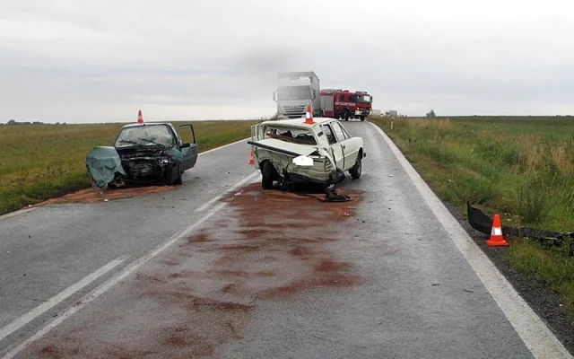 Srážka Škody 105 a Peugeotu 106 na silnici mezi Lišovem a Štěpánovicemi