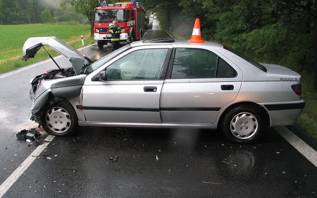 Peugeot 406 po čelním střetu s felicií