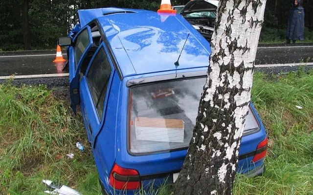 Škoda Felicia po čelním střetu s peugeotem