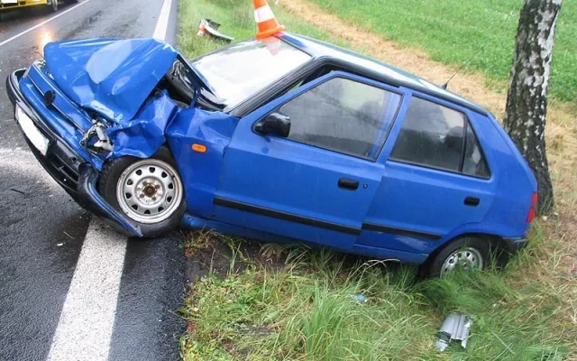 Škoda Felicia po čelním střetu s peugeotem