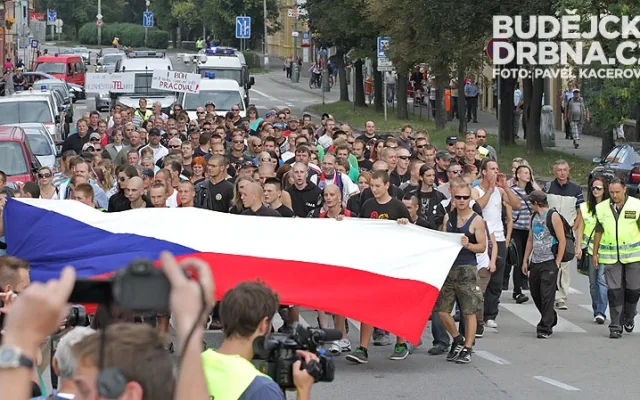Pochod na několik minut zastavil provoz na Husově třídě