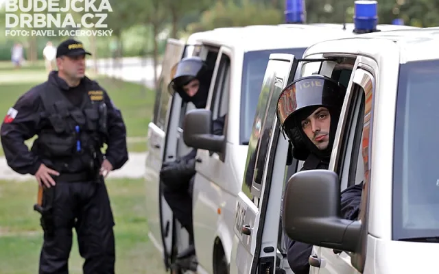 Policejní těžkooděnci jsou připraveni do akce