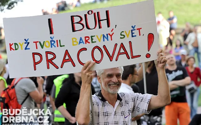 Při protestu se objevilo o několik transparentů