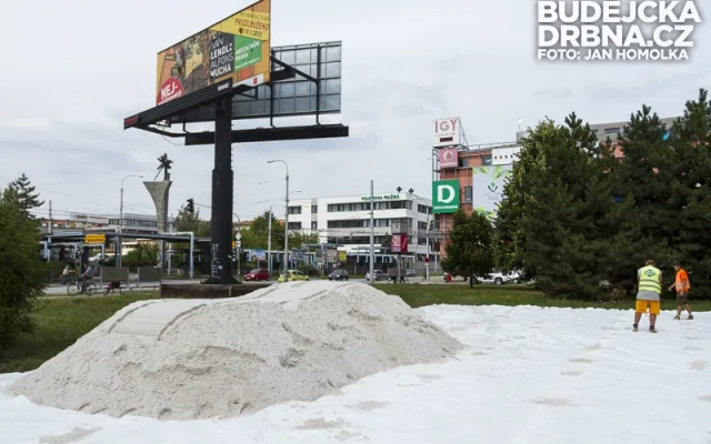 Příprava beachvolejbalových kurtů před IGY Centrem