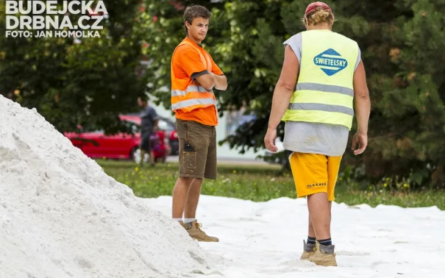 Příprava beachvolejbalových kurtů před IGY Centrem