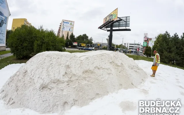 Příprava beachvolejbalových kurtů před IGY Centrem