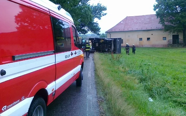 Návěs kamionu zůstal ležet v příkopu