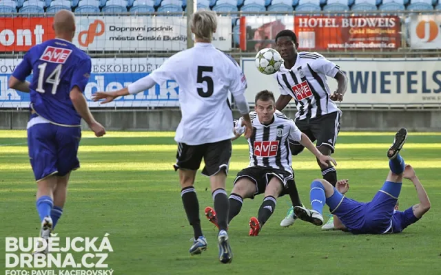 Aleš Hanzlík zpracovává těžký balon v souboji s hostujícím hráčem