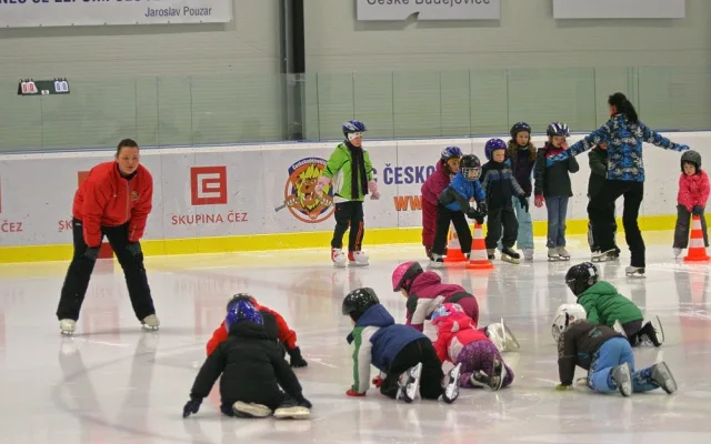 Školička bruslení v Hokejovém Centru Pouzar