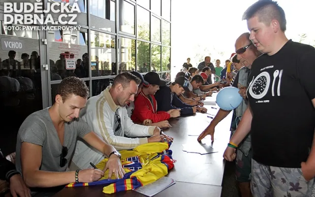 V pondělí odpoledne si přišlo pro podpisy hráčů Motru několik stovek fanoušků