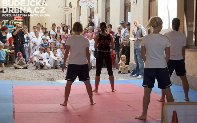 Na oslavu dorazila asi stovka lidí