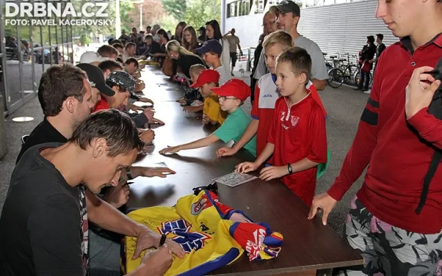 Pondělní autogramiáda hráčů Motoru před Budvar Arénou