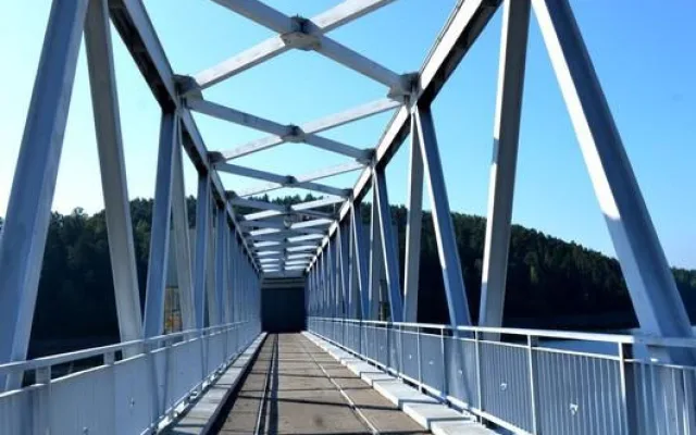 K věži vede ocelová lávka