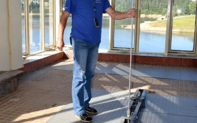 Hrázný Miroslav Novák ukazuje funkci táhla ke stavidlové tabuli vodárenského odběru