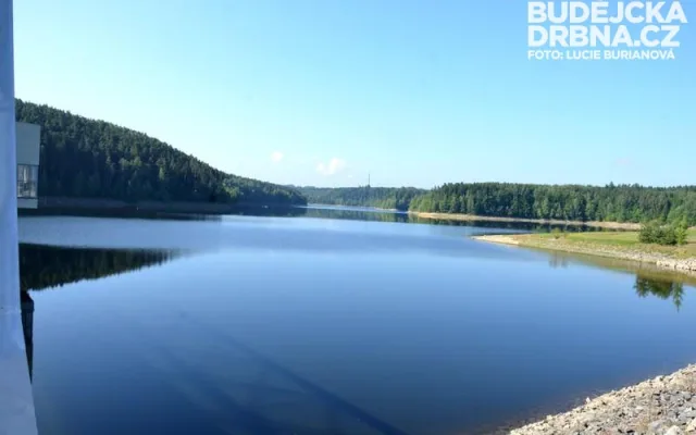 Modrá hladina přehrady Římov