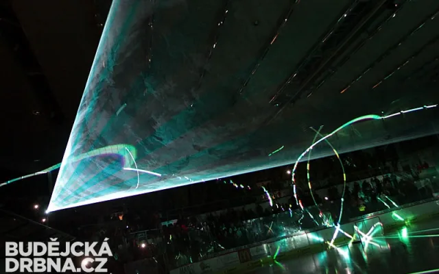 Efektní úvod zápasu obstarala lasershow