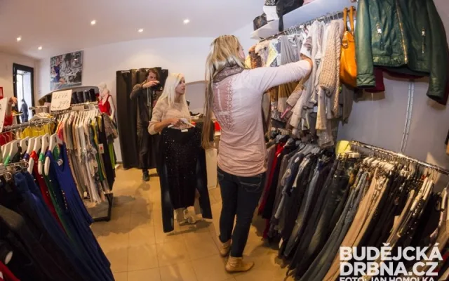 Fitting oblečení před čtvrtečním focením v budějckém obchodě s módou Simone Fashion