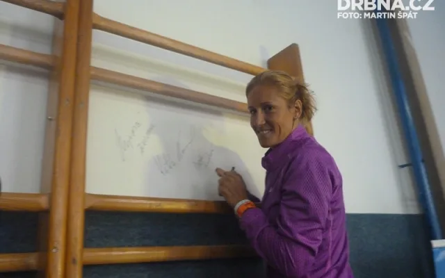 Mirka Knapková se společně se Zuzanou Hejnovou a Kateřinou Neumannovou podepsaly na zeď tělocvičny