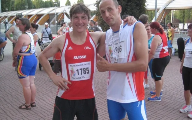 Dálkař Tomáš Železný (vpravo) získal na olympiádě veteránů stříbro