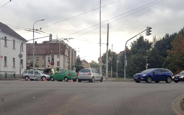 Srážka dvou volkswagenů na křižovatce Pekárenské a Nádražní