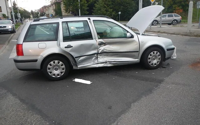Srážka dvou volkswagenů na křižovatce Pekárenské a Nádražní